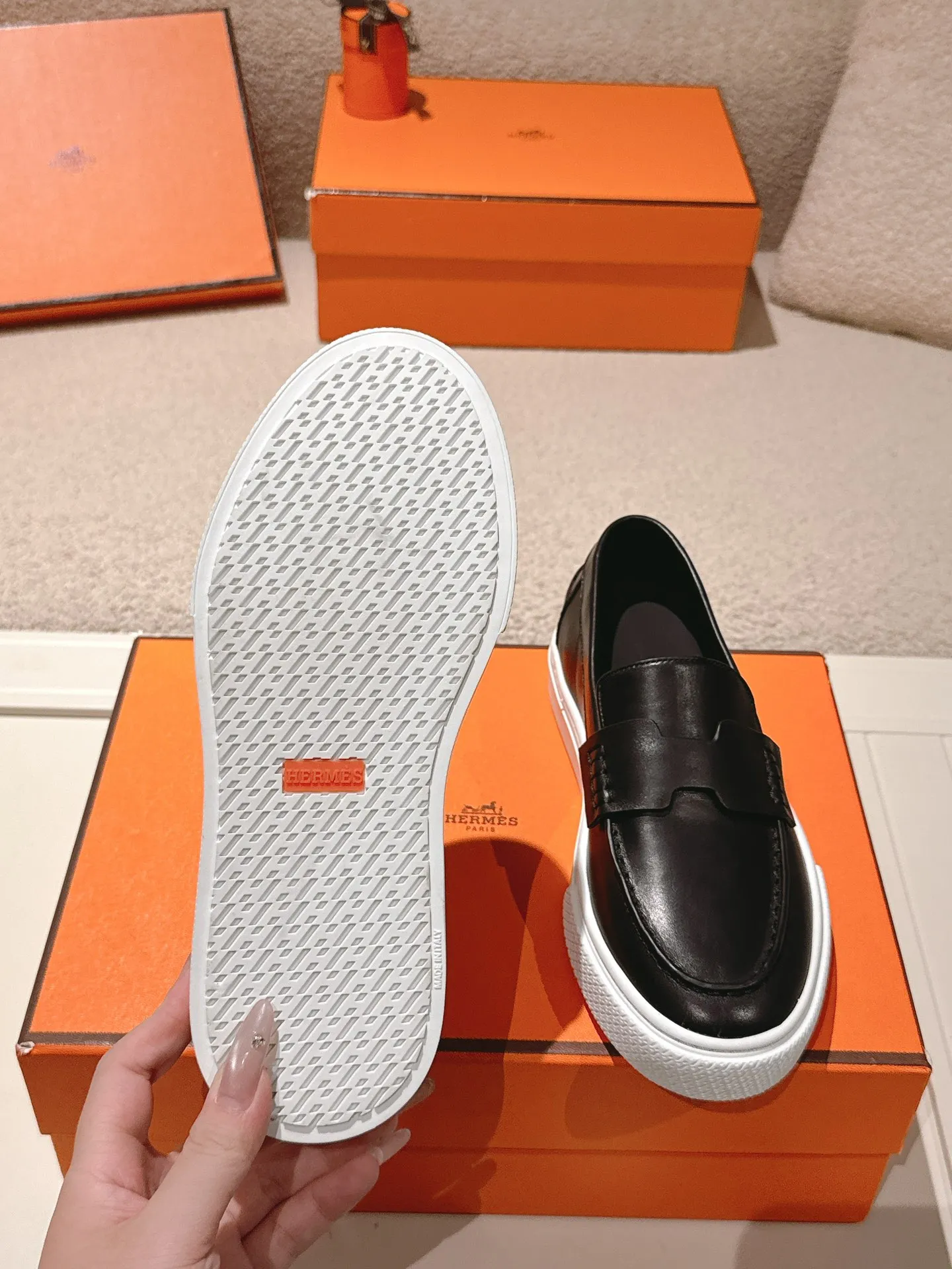 Men's men's shoes P620! Hermes# Thick Sole Couple Loafers These lace-up free sneakers in calfskin and washed denim feature signature "H" details. The design is simple and smooth, creating a fashionable urban look. It is comfortable and versatile. H family classics are not outdated, and the delivery counter is beautifully packaged🛍📦 Fabric: Original customized washed denim/first-layer cowhide Lining: Imported soft sheepskin Sole: Original open-molded anti-slip TPU material Size: 35-45